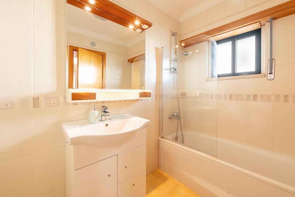 Sunny With Very Spacious Terrace Apartamento Cascais